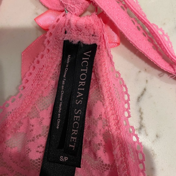 Pink Victorias Secret babydoll with adjustable straps and a bow in the middle - Picture 4 of 5